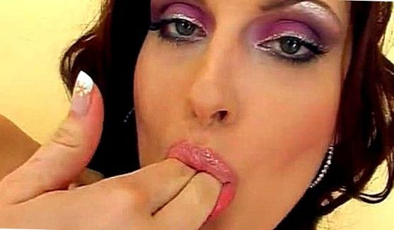 Блонда сняла красное платьице и начала себя поглаживать, порно видео