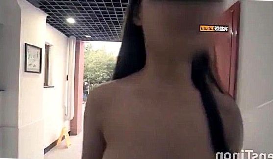 Потрясающая красотка плещется голая в бассейне, порно видео